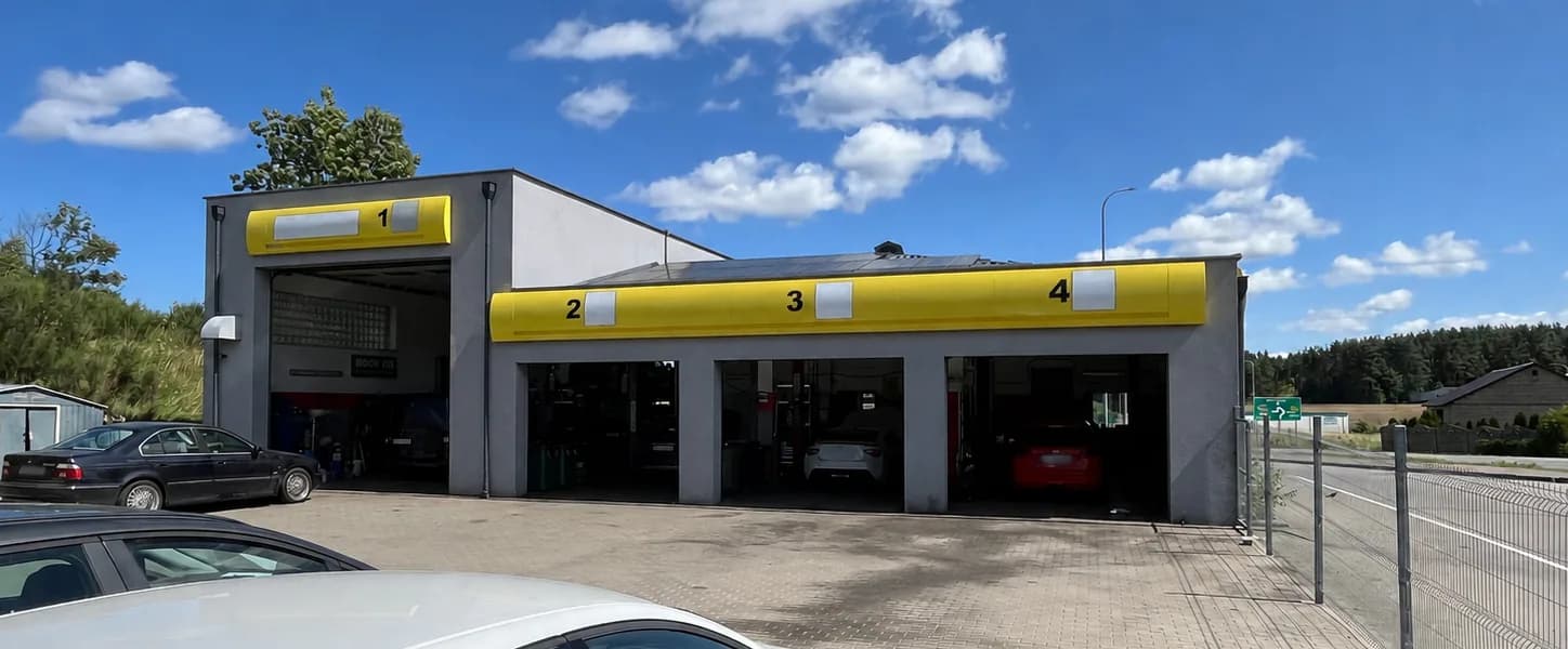 Budynek warsztatu eCarService Szemud z czterema stanowiskami naprawczymi